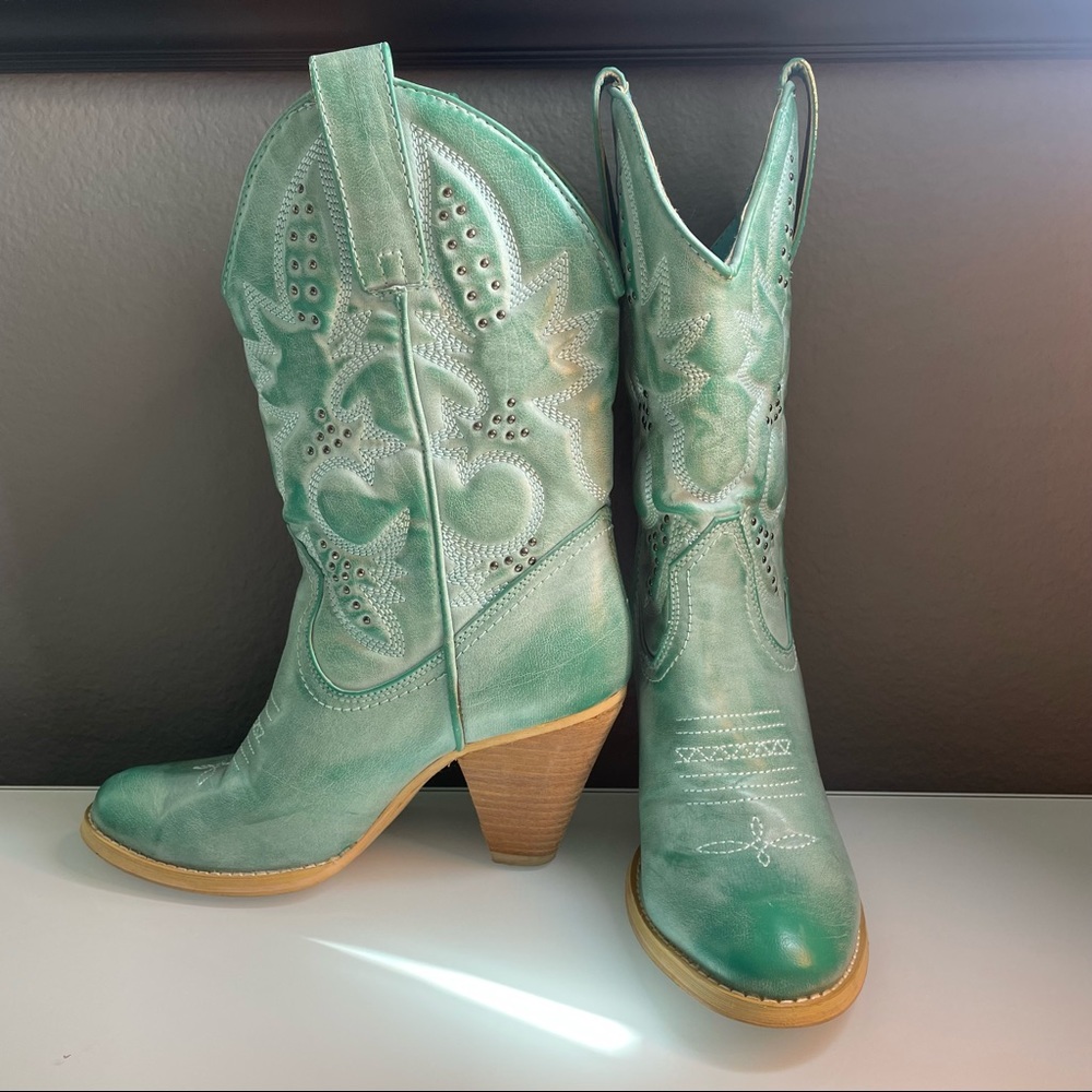 Very Volatile Denver Aqua Blue Embroidered Cowboy Boots Like New!!